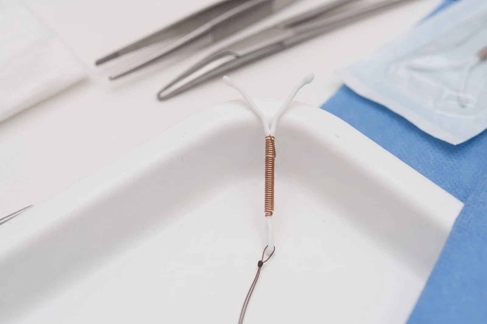 Kobberspiral på klinisk bakke med sterilt udstyr